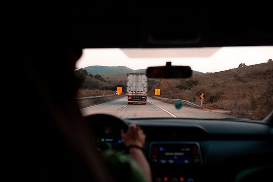 camionero viajando por carretera